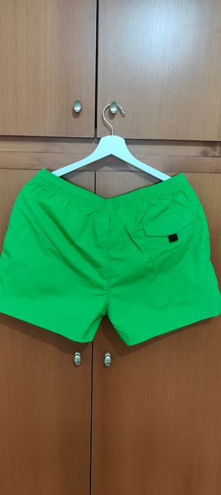 Costumi da bagno stock verde e rosso