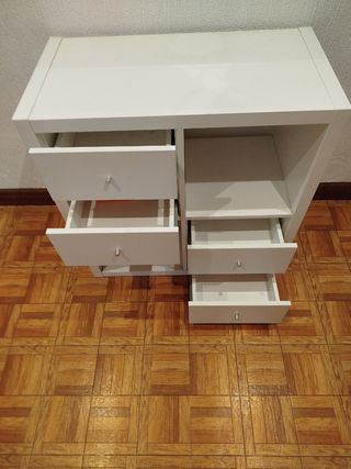Mueble blanco de entrada y espejo de regalo