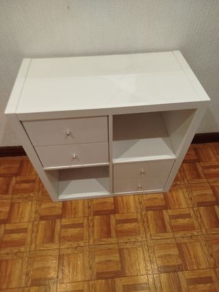 Mueble blanco de entrada y espejo de regalo