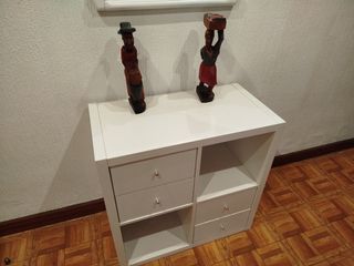 Mueble blanco de entrada y espejo de regalo