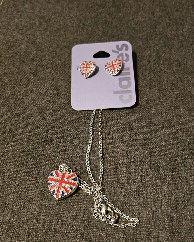 Collar y pendientes Claire's corazón UK