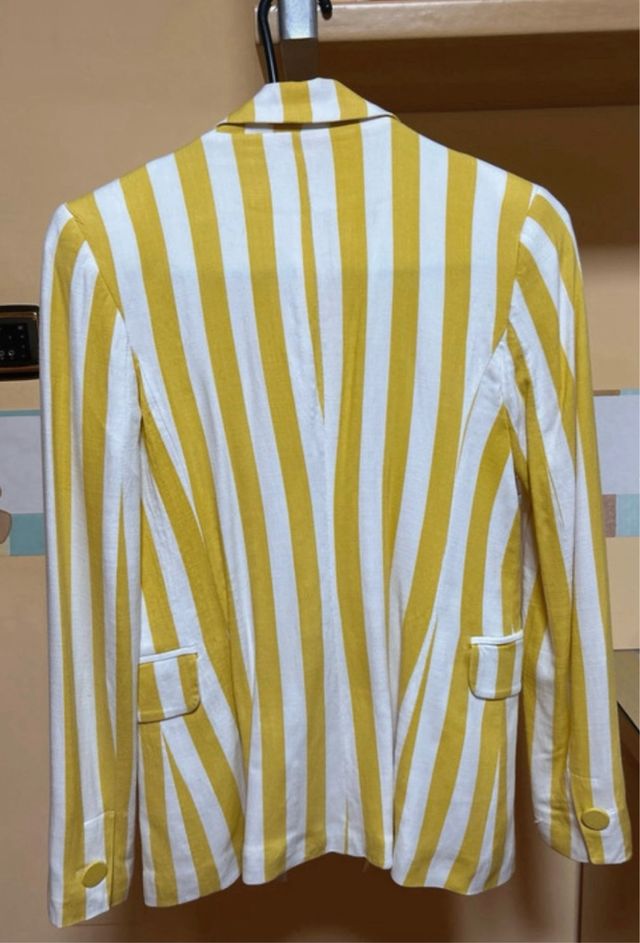 Americana Bershka rayas Amarilla-Blancas