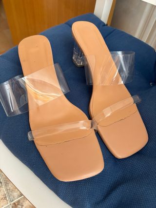 Sandalias beige tacón cómodo
