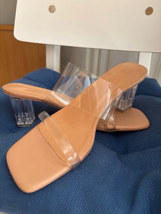 Sandalias beige tacón cómodo
