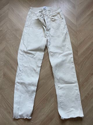 Vaqueros Anine Bing blancos.
