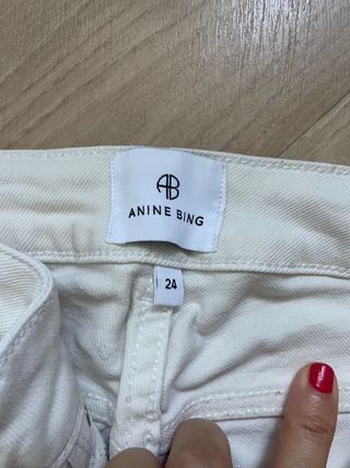 Vaqueros Anine Bing blancos.
