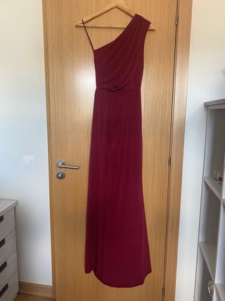 Vestido largo asimétrico burdeos