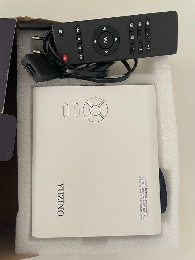 Proyector Yuzino Mini Portátil