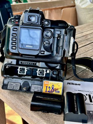 Nikon D100 + MB-D100 + Sigma 70-300 F4-5.6 LEGGERE