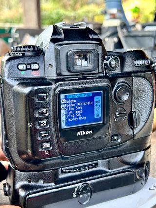 Nikon D100 + MB-D100 + Sigma 70-300 F4-5.6 LEGGERE
