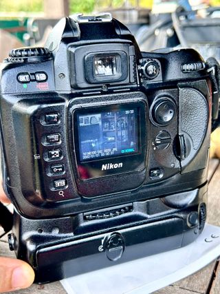 Nikon D100 + MB-D100 + Sigma 70-300 F4-5.6 LEGGERE