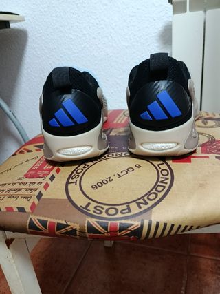 Zapatillas Adidas baloncesto beige-negro