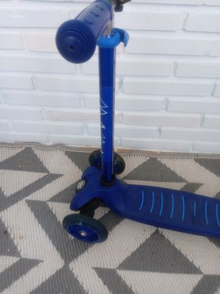 Patinete Playtive azul con luces