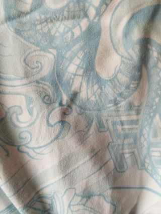 Top Bershka azul estampado asiatico