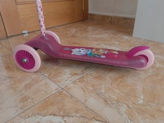 Patinete Patrulla Canina 3 ruedas, con luces.
