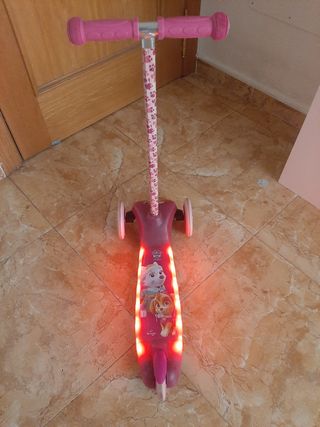 Patinete Patrulla Canina 3 ruedas, con luces.