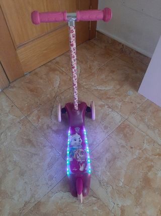 Patinete Patrulla Canina 3 ruedas, con luces.