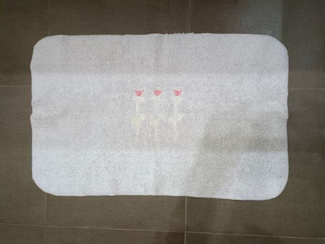 Alfombrilla baño beige- flores rosa