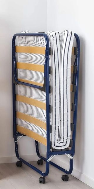 Cama plegable azul y blanca
