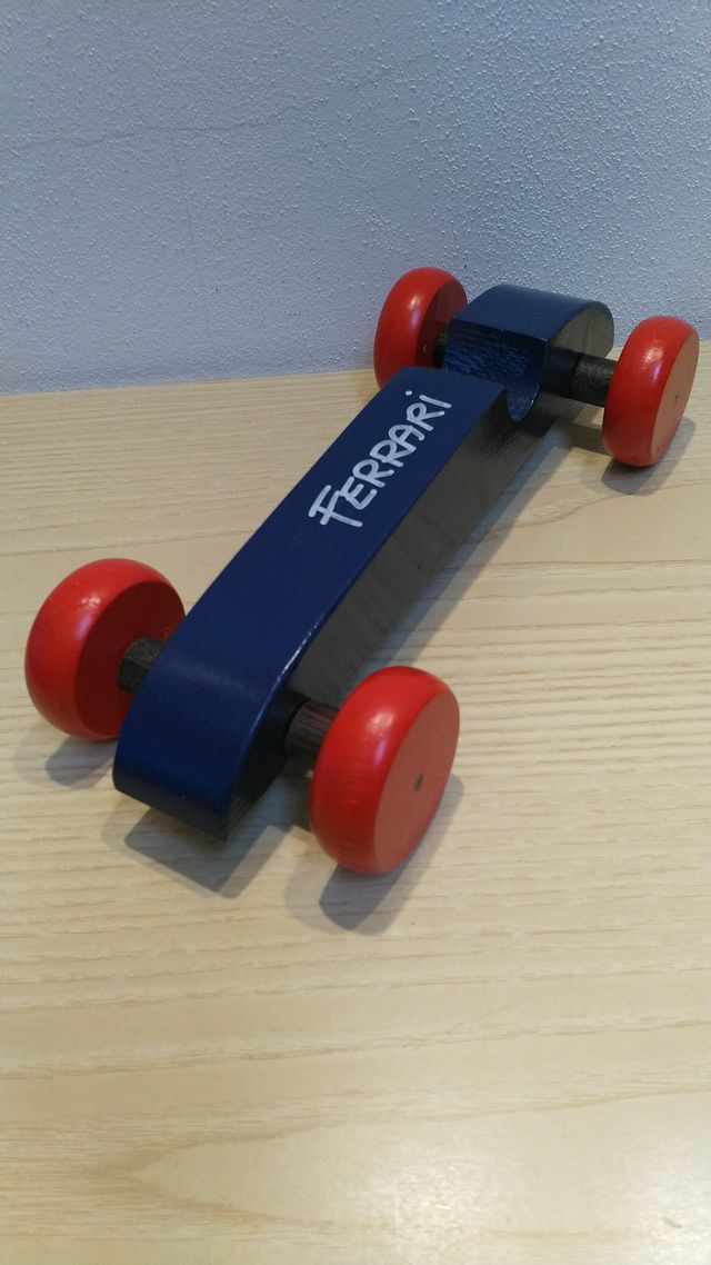Macchinina Ferrari in legno, 30cm