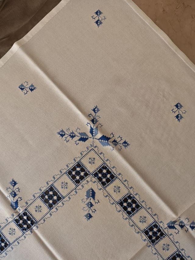 Mantel bordado Lagartera con 6 servilletas de café