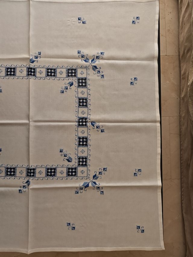 Mantel bordado Lagartera con 6 servilletas de café