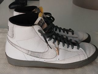 Nike Blazer Mid 77 EMB - Blancas/Grises