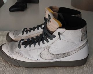 Nike Blazer Mid 77 EMB - Blancas/Grises