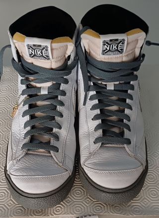 Nike Blazer Mid 77 EMB - Blancas/Grises