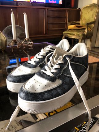 Bambas deportivas blancas y azul oscuro.
