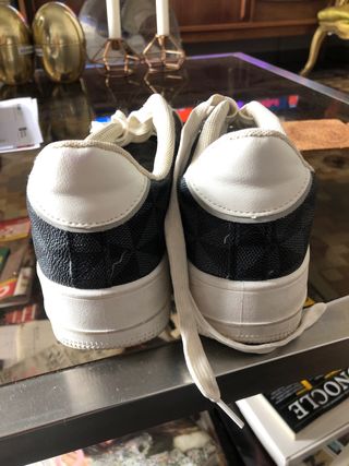 Bambas deportivas blancas y azul oscuro.
