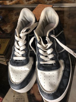 Bambas deportivas blancas y azul oscuro.