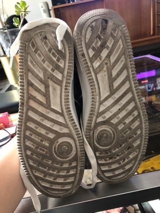 Bambas deportivas blancas y azul oscuro.
