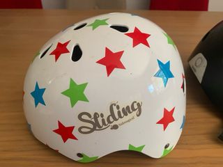 2 Cascos de niño: bici, skate, patinete. 
