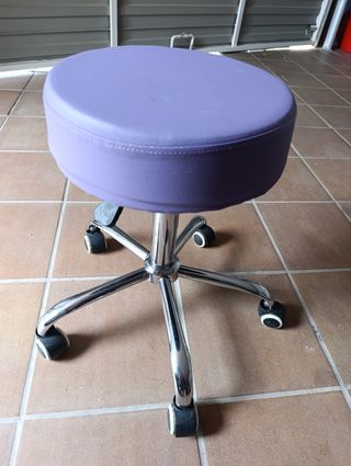 Taburete giratorio morado con ruedas