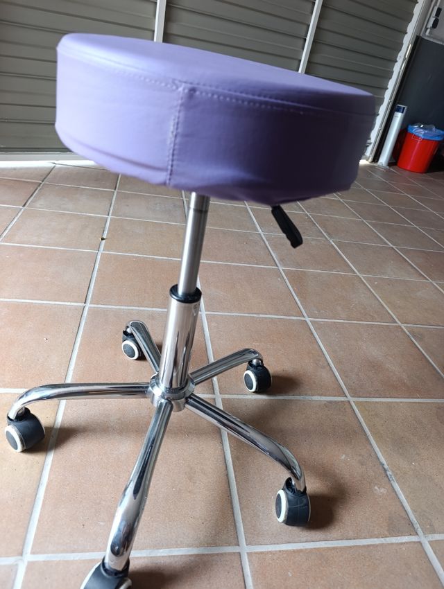 Taburete giratorio morado con ruedas