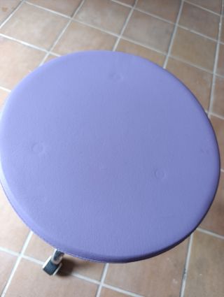 Taburete giratorio morado con ruedas