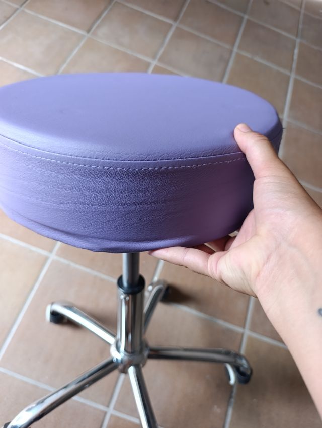 Taburete giratorio morado con ruedas