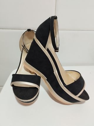 Sandalias cuña negras y doradas