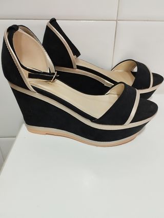 Sandalias cuña negras y doradas