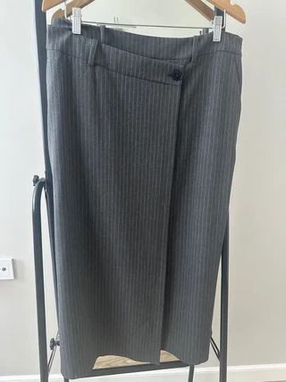 Falda midi gris a rayas