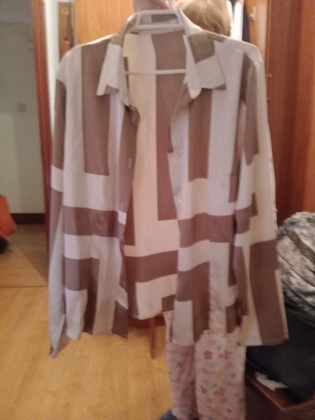 Camisa beige y blanca a rayas