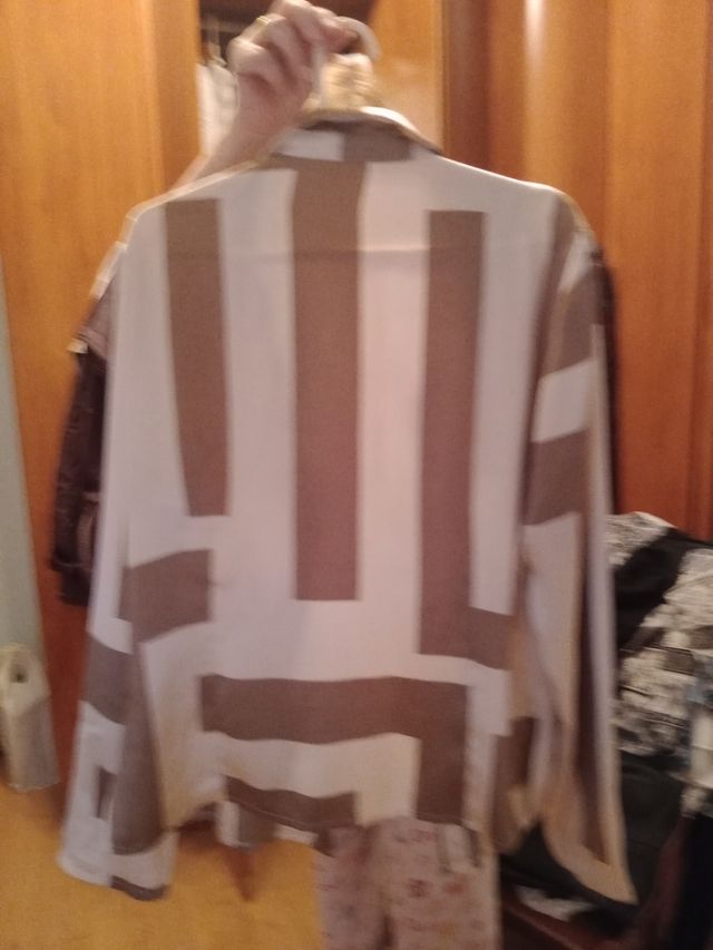 Camisa beige y blanca a rayas