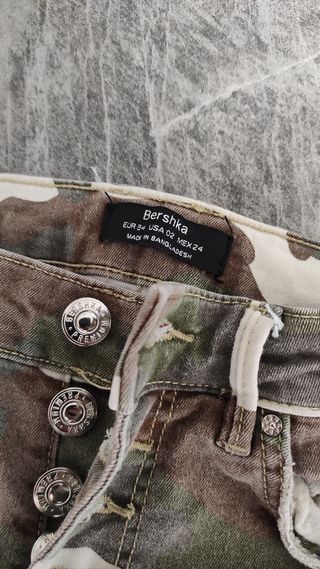 Pantaloni cargo mimetici