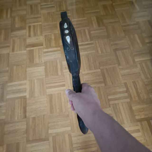 Espejo con mango de madera y nácar.