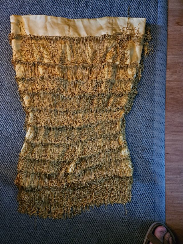 Vestido flecos dorado.