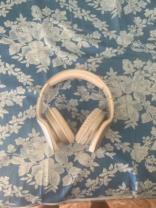 Cascos Bluetooth inalámbricos beige