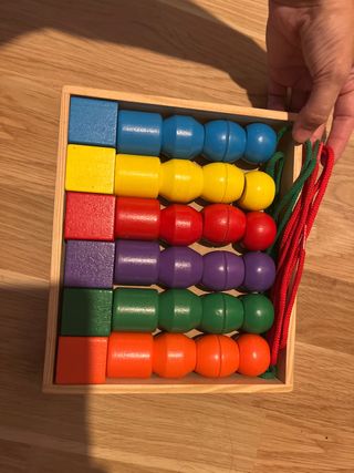 Juego motricidad fina: cuentas de madera