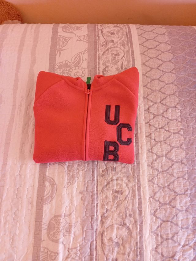 Conjunto de Sudadera polar Benetton UCB y 
Pantalo