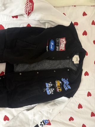 Chaqueta universitaria negra y blanca